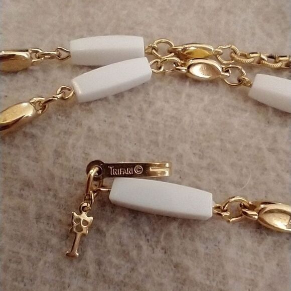 VINTAGE SIGNED CROWN TRIFARI GOLD TONE 24" NECKLACE Excellent Condition. - Picture 6 of 10